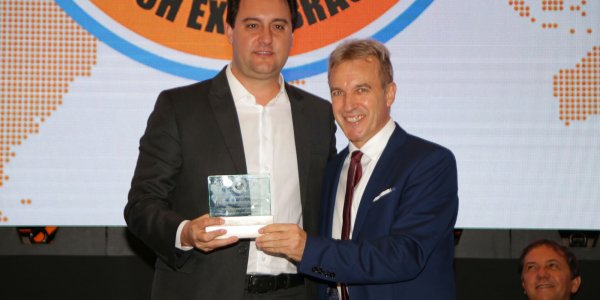 O PR&Ecirc;MIO N&Eacute;CTON DO PESCADO  SE APRESENTA EM SUA PRIMEIRA EDI&Ccedil;&Atilde;O NO IFC PARA PRESTAR ALGUMAS HOMENAGENS E DIZER QUE INICIA UMA GRANDE JORNADA. <br/>E A PARTIR DA SUA SEGUNDA EDI&Ccedil;&Atilde;O, IR&Aacute; PREMIAR A INOVA&Ccedil;&Atilde;O EM TODOS OS ELOS DA CADEIA PRODUTIVA DO PESCADO COM O PROP&Oacute;SITO DE CONTRIBUIR PARA TORN&Aacute;-LA MAIS COMPETITIVA E SUSTENT&Aacute;VEL.  <br/>TECNOLOGIAS, INOVA&Ccedil;&Otilde;ES, PR&Aacute;TICAS E PROP&Oacute;SITOS SER&Atilde;O O SUBSTRATO PARA A CONCESS&Atilde;O DO PR&Ecirc;MIO N&Eacute;CTON DO PESCADO. A IND&Uacute;STRIA, MERCADO, PRODU&Ccedil;&Atilde;O AQU&Iacute;COLA E PESQUEIRA, CADEIA DE SUPRIMENTOS E ACADEMIA SER&Atilde;O O SUBSTRATO ONDE SE BUSCAR&Aacute; O QUE TEM DE MELHOR PARA DAR EXPRESS&Atilde;O E VISIBILIDADE JUNTO AO SETOR. <br/>CARLOS MASSA RATINHO JUNIOR ? POR REPRESENTAR, COMO GOVERNADOR,  DO ESTADO L&Iacute;DER NA PRODU&Ccedil;&Atilde;O DE PEIXES CULTIVADOS NO BRASIL E PELO APOIO DADO &Agrave; CADEIA PRODUTIVA DO PESCADO.<br/>
